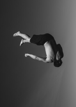  Karin Hackl Photos Fotos Concept Photography Fliegen Fallen Menschen Bodies Exhibition Art